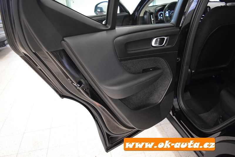 Volvo XC40 T2 MOMENTUM AUTOMAT-DPH - fotka 22 z 50