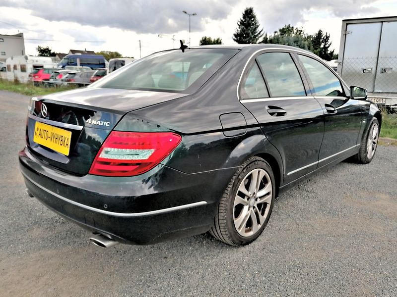 Mercedes-Benz Třídy C (2011) 300 CDi 4Matic,ČR. 1.majitel - fotka 4 z 23
