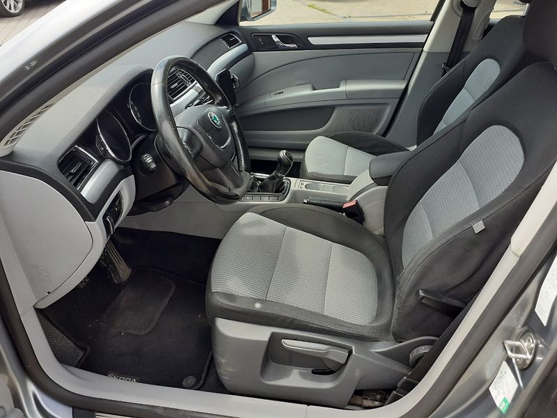 Škoda Superb (2009) 2.0 TDi  ČR - fotka 13 z 29