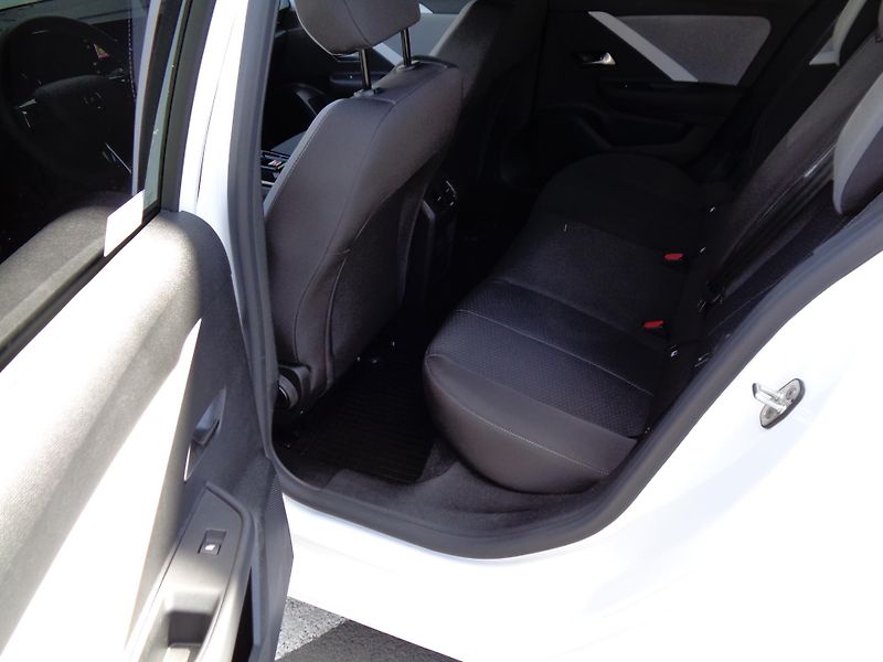 Opel Astra 1,2T SportsTourer,Edition,Komf - fotka 20 z 24