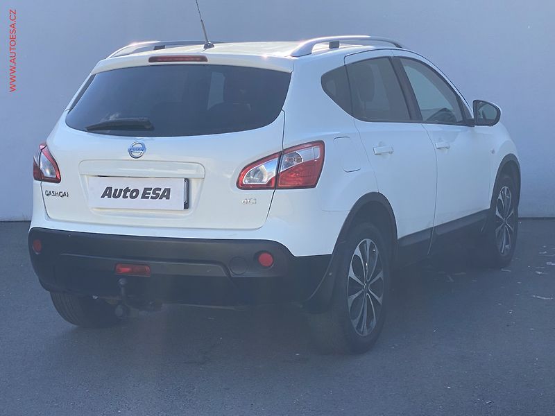 Nissan Qashqai (2012) 1.6dCi 4x4, 2.maj,ČR, AC, TZ - fotka 4 z 19
