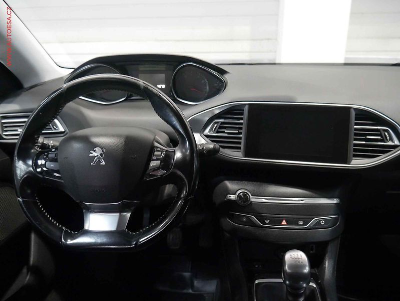 Peugeot 308 (2018) 1.2PT, 1.maj,ČR - fotka 11 z 19
