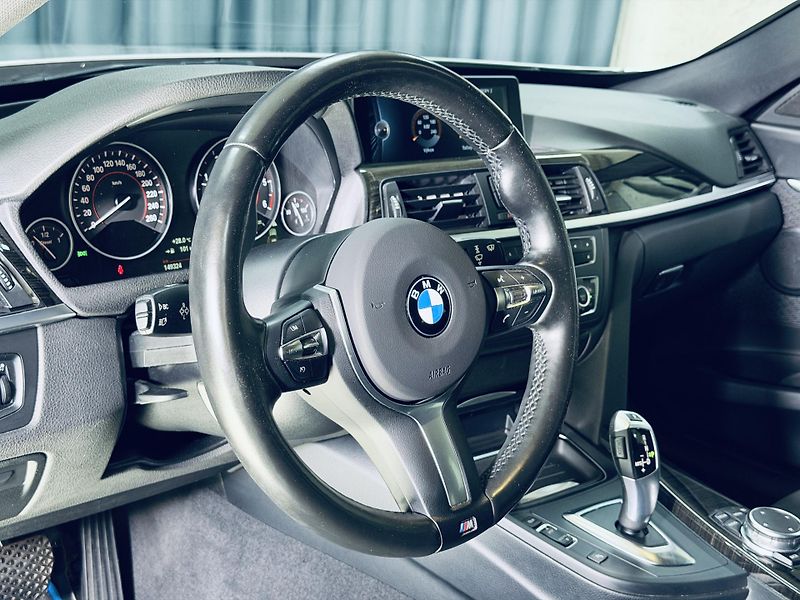 BMW Řada 3 (2015) 335d*X-drive*M-packet*CZ* - fotka 11 z 32