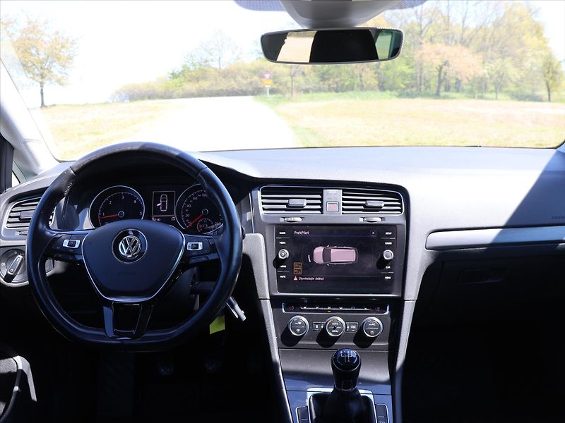 Volkswagen Golf 1,6 TDI LED DPH 1.Maj. Tažné - fotka 18 z 25