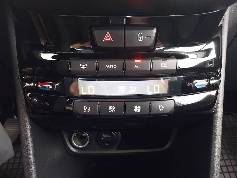 Peugeot 2008 (2017) 1.2 PureTech, ČR,1.maj - fotka 15 z 17