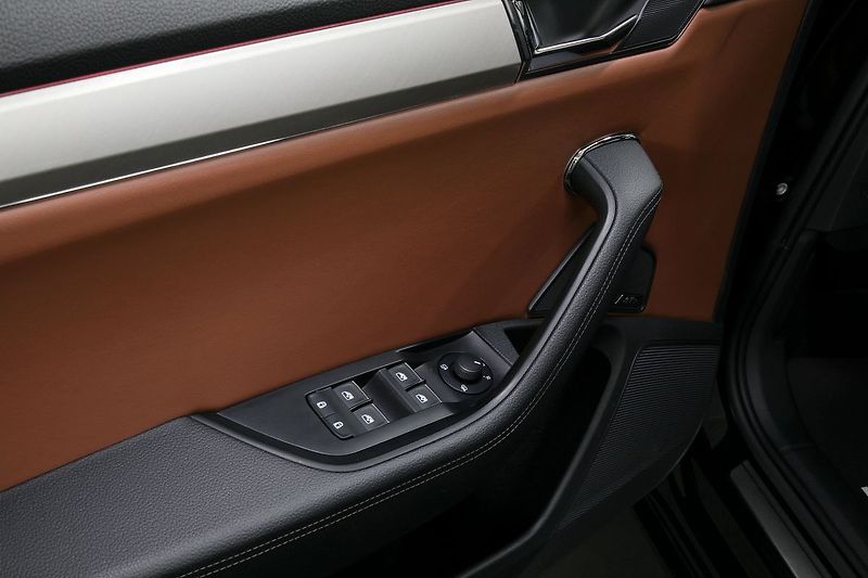 Škoda Superb 2.0TSI 206kW 4x4 L&K Max výbav - fotka 21 z 44