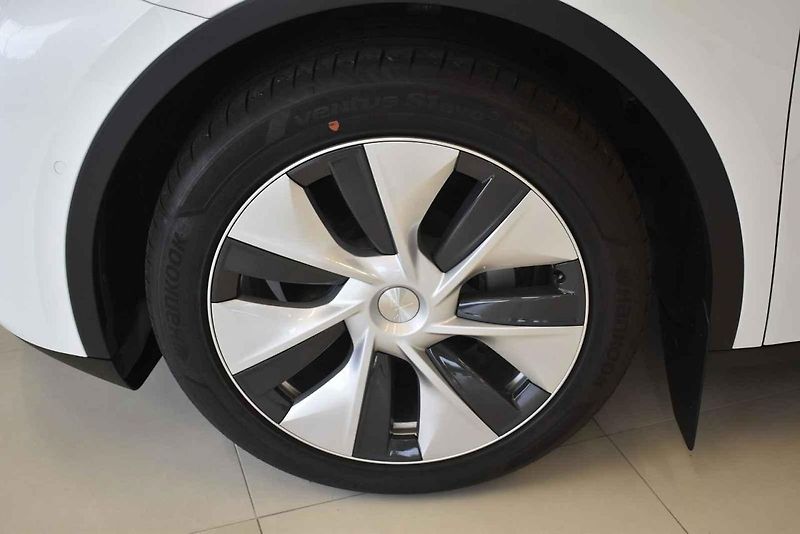 Jedna z prvních Tesel Model Y v showroomu v Čestlicích