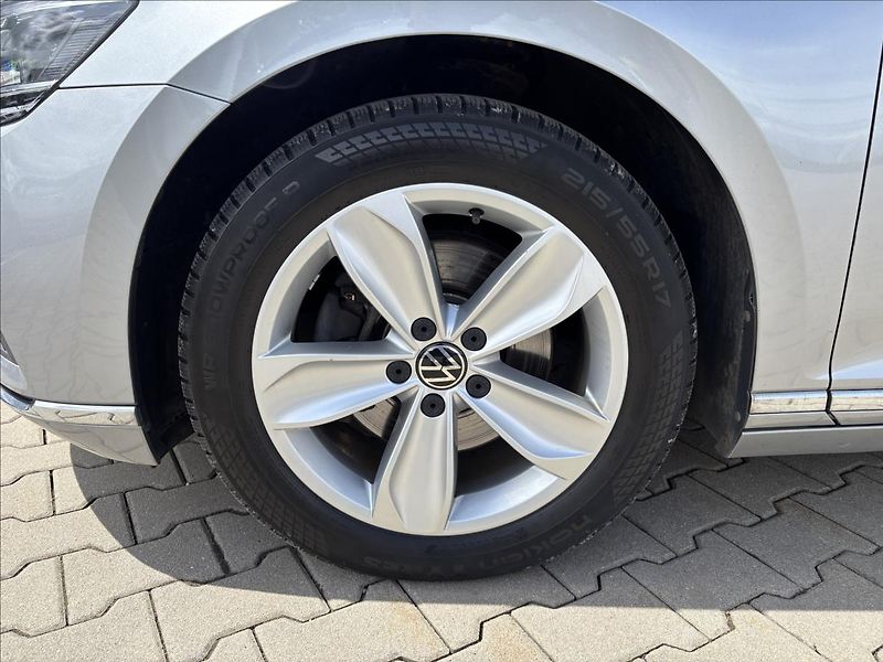 Volkswagen Passat 2,0 TDI R-Line 140kW - fotka 9 z 47