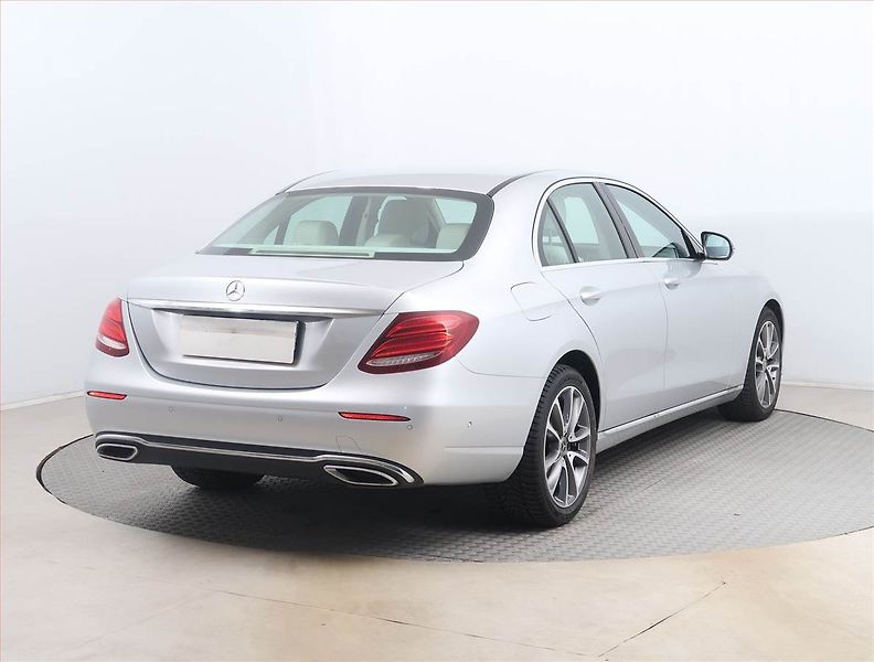 Mercedes-Benz Třídy E (2018) E 350 d 4MATIC - fotka 5 z 17