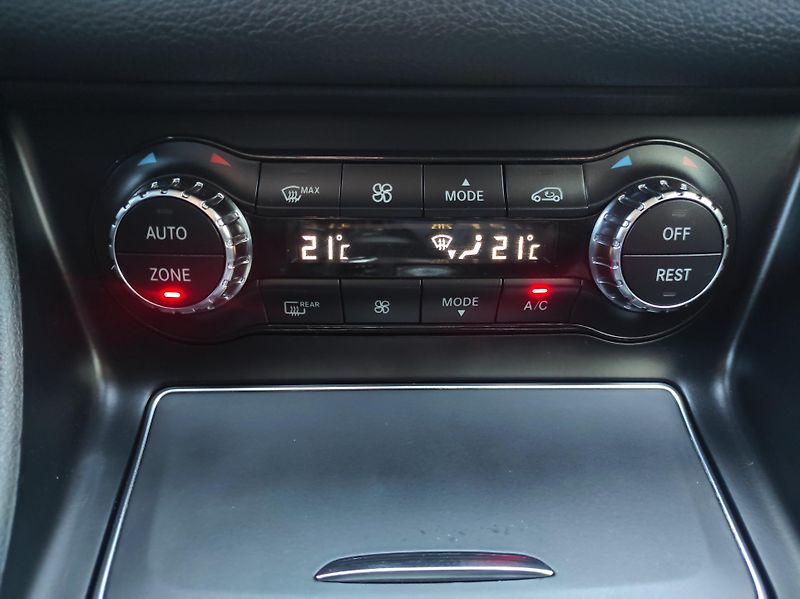 Mercedes-Benz GLA 200d 4MATIC,AT,ČR - fotka 24 z 42