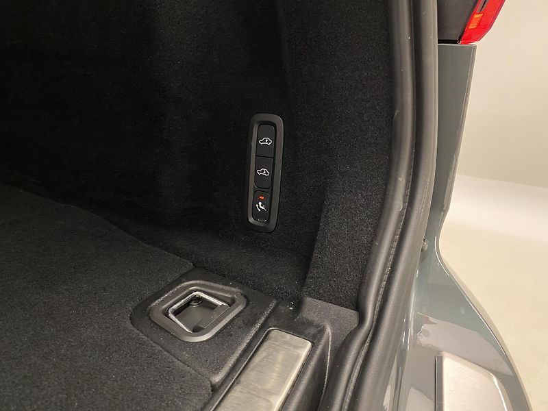 Volvo XC60 T8 AWD RECHARGE DARK REZERVACE - fotka 32 z 59