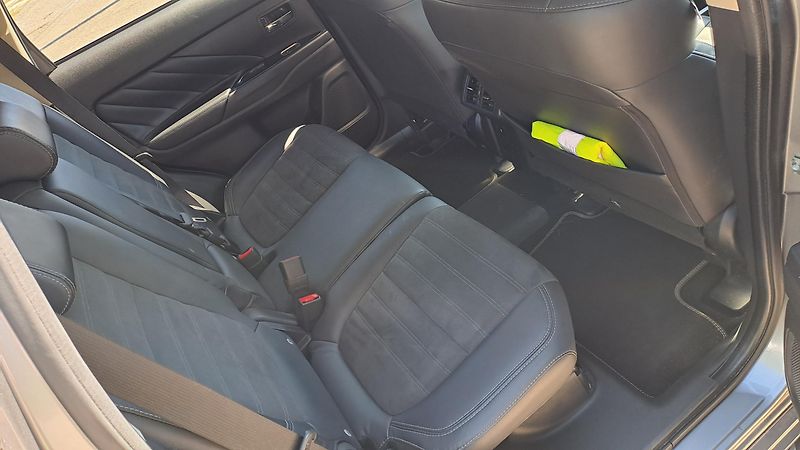 Mitsubishi Outlander 2.4 PHEV 4WD Business - fotka 9 z 28