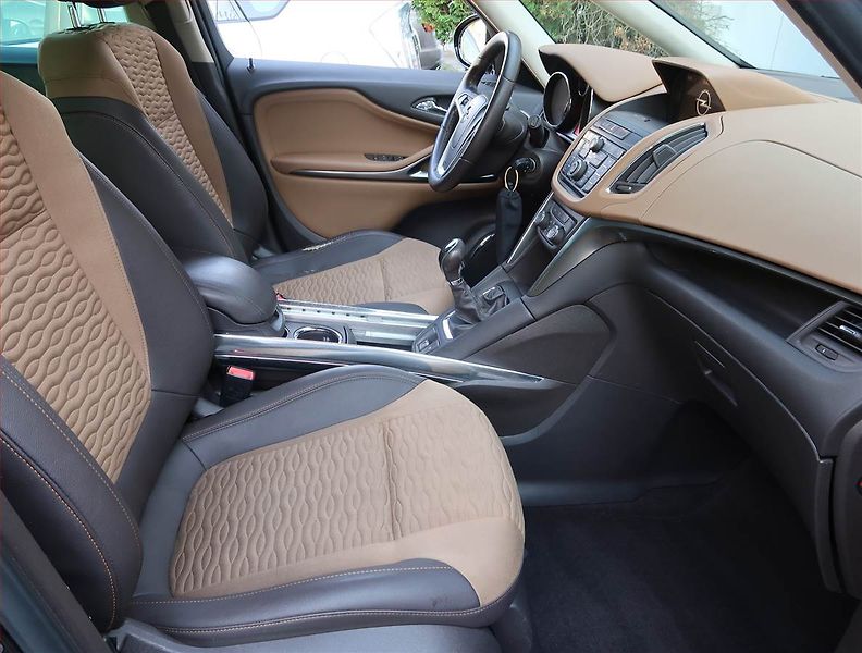 Opel Zafira (2012) 1.4 Turbo, 7 míst, Navi - fotka 9 z 21