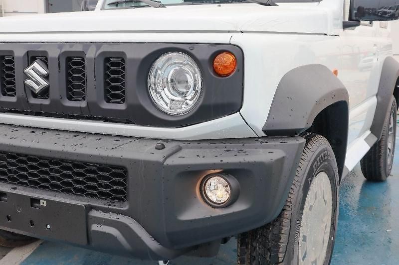 Suzuki Jimny (2025) Ve verzi Full Option - fotka 10 z 28