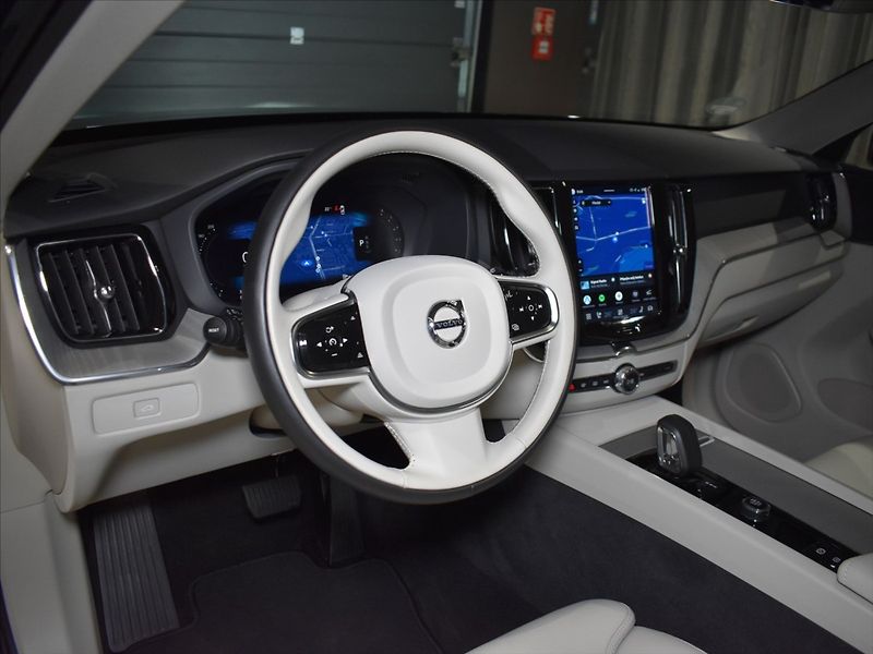 Volvo XC60 2,0 B4 AWD Plus dark Bezklíč - fotka 12 z 23