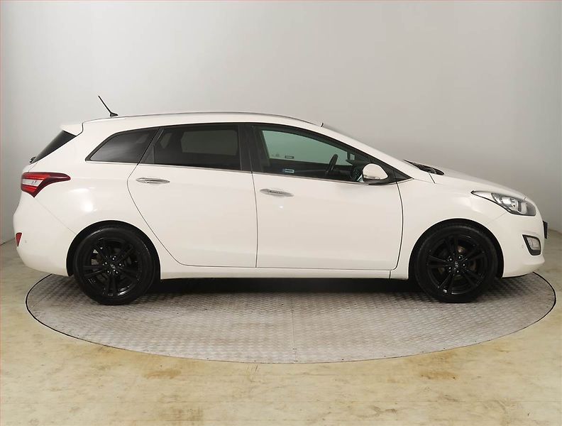 Hyundai i30 (2014) 1.6 CRDi, nová STK, udržované - fotka 6 z 17