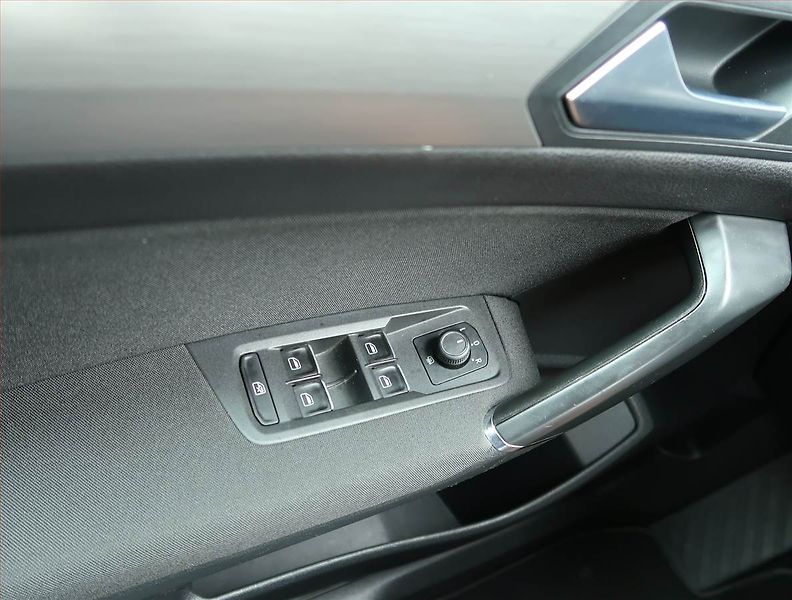 Volkswagen Touran (2016) 2.0 TDI, Automat, 7 míst, Navi - fotka 19 z 19