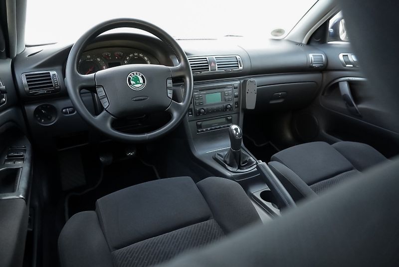 Škoda Superb 1.9 TDi COMFORT - fotka 15 z 31