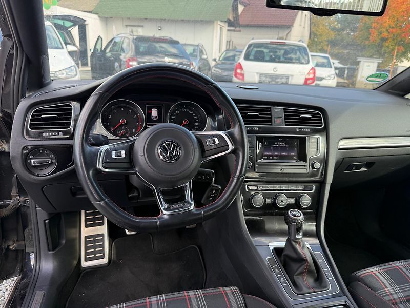 Volkswagen Golf 2.0 GTI - fotka 7 z 13