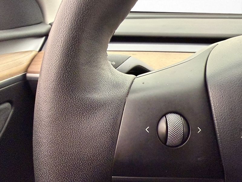 Tesla Model Y Long Range AWD - fotka 13 z 30