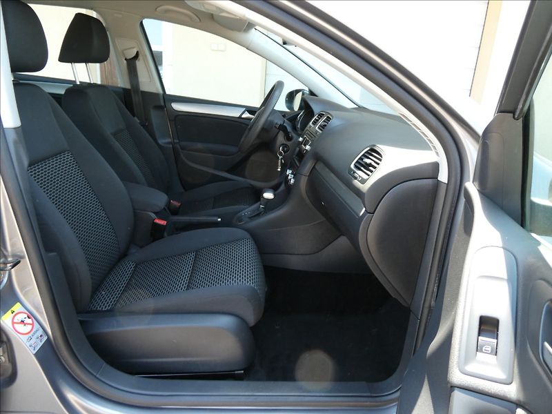 Volkswagen Golf 1,6 MPi 75kW DSG klima - fotka 24 z 40
