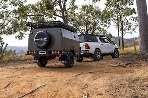 Obytný přívěs od Hardkorr Campers je kompaktní, levný a bytelný. Výrobce jej vytvořil do náročného terénu.