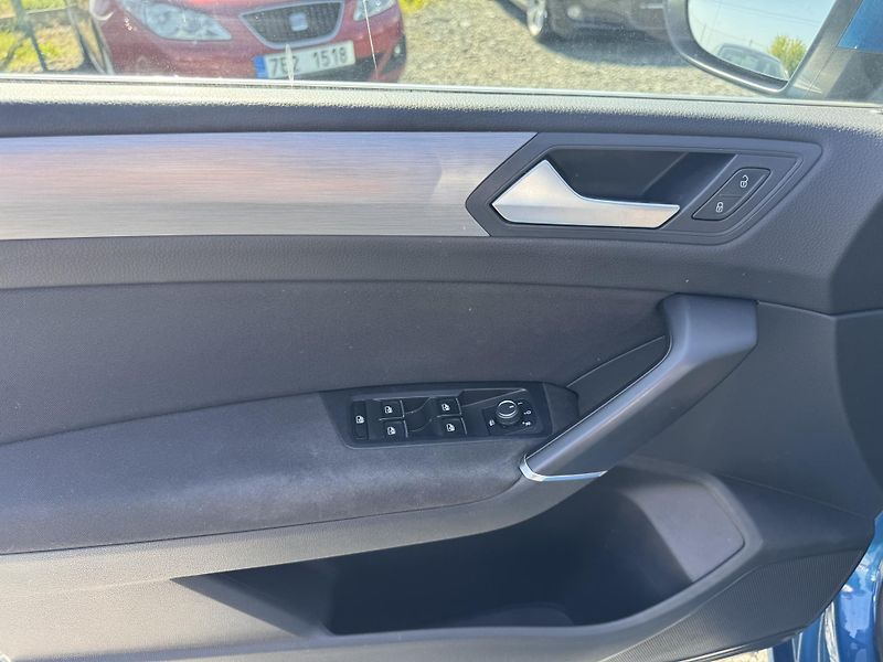 Volkswagen Touran 2.0 TDi, 110 kW, 97 tis km - fotka 13 z 18