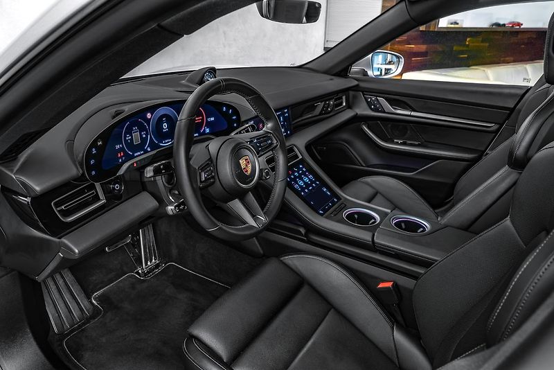 Porsche Taycan 4 Sport Chrono Pano - fotka 11 z 24