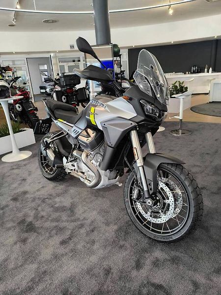 Moto Guzzi V 100 Stelvio (2024) Stelvio V 100 Nero Vulcano (sl - fotografie inzerátu