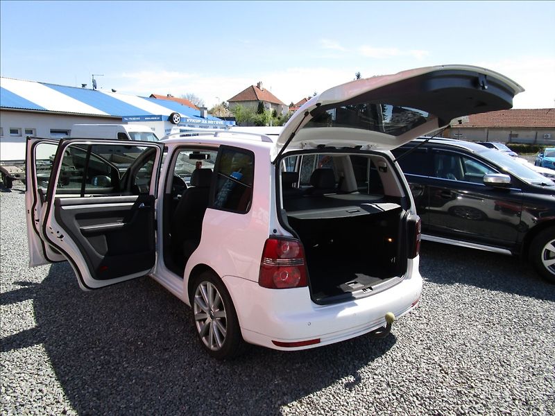Volkswagen Touran 2.0TDi DSG Highline, 7 míst - fotka 38 z 49