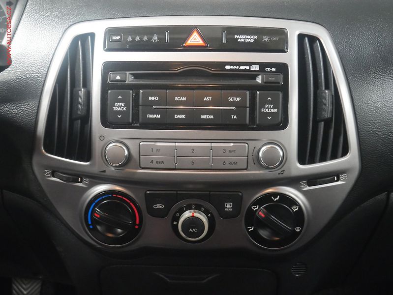 Hyundai i20 (2012) 1.2i, AC - fotka 16 z 17