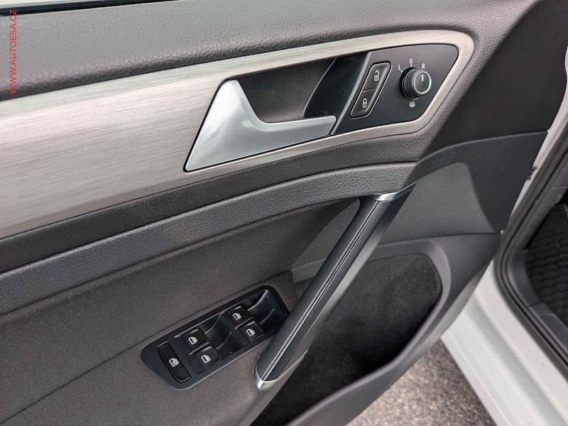 Volkswagen Golf (2014) 1.2 TSi, 1.maj,ČR - fotka 9 z 13