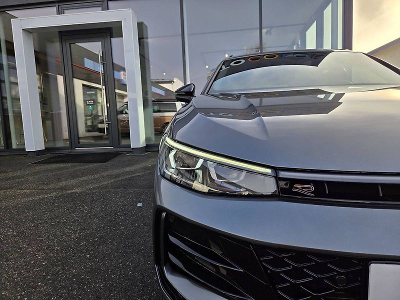 Volkswagen Passat Variant (2025) R-Line 2.0 TDI BlackStyle - fotka 6 z 51