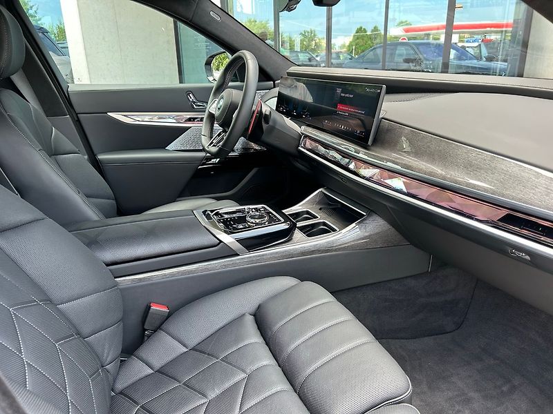 BMW Ostatní M760e xDrive, B&W Diamond TOP - fotka 18 z 35