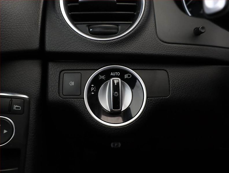 Mercedes-Benz Třídy C (2012) C 200 CDI, Automat, Xenony - fotka 16 z 19