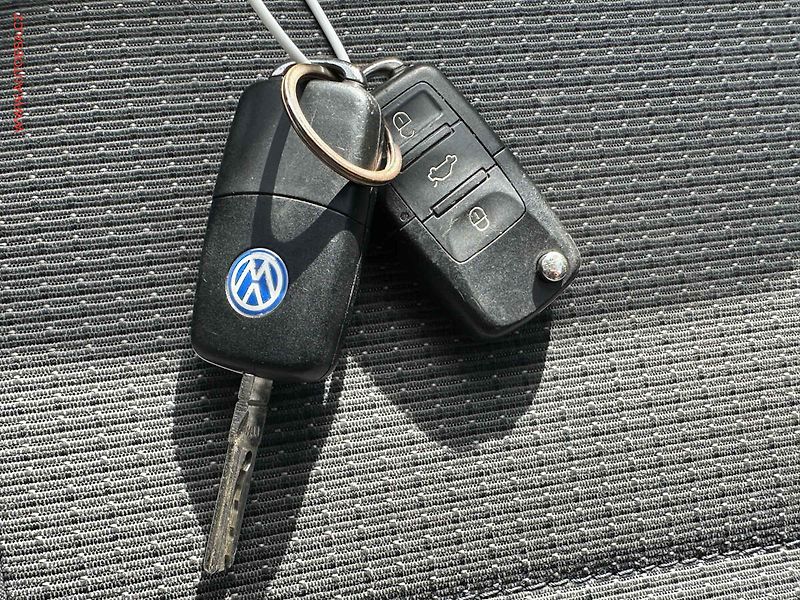 Volkswagen Jetta (2006) 1.6i, servis.kniha, AC - fotka 17 z 17