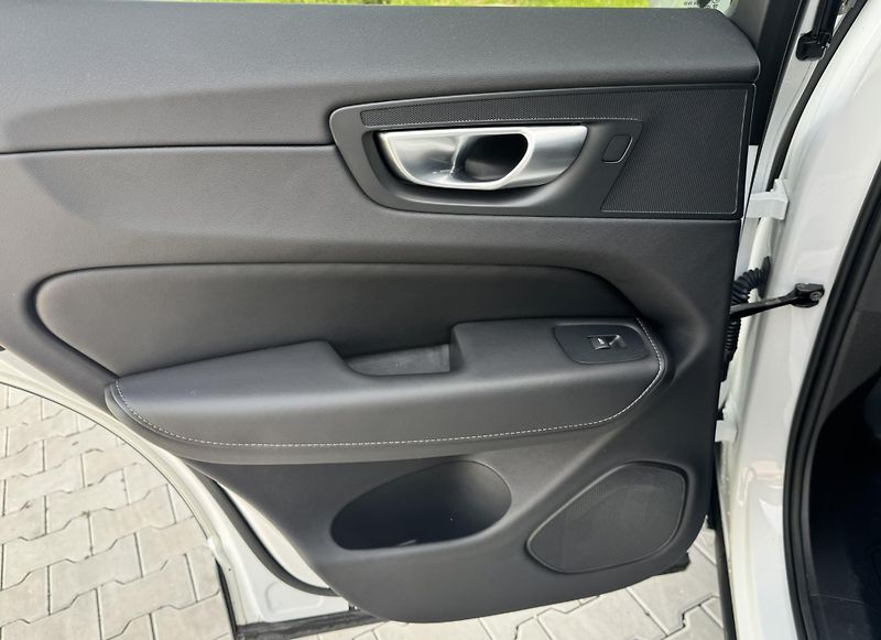 Volvo XC60 T8 AWD ULTIMATE // REZERVACE - fotka 25 z 45
