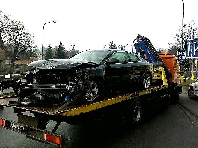 Na ulici U Balvanu se v sobotu srazila Škoda Octavia s Audi A5. Pokud neměl majitel Octavie povinné ručení, splatí až milion a půl za škodu na drahém Audi., zdroj: DENÍK