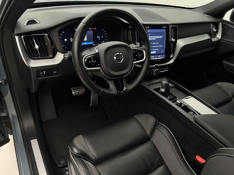 Volvo XC60 B4 AWD R-DESIGN AUT CZ - fotka 4 z 45