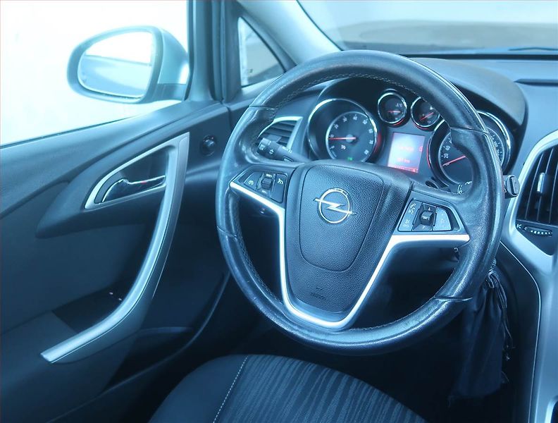 Opel Astra (2011) 1.4 T, po STK, pěkný stav - fotka 7 z 13