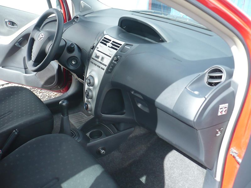 Toyota Yaris 1.0i 51Kw - fotka 13 z 24