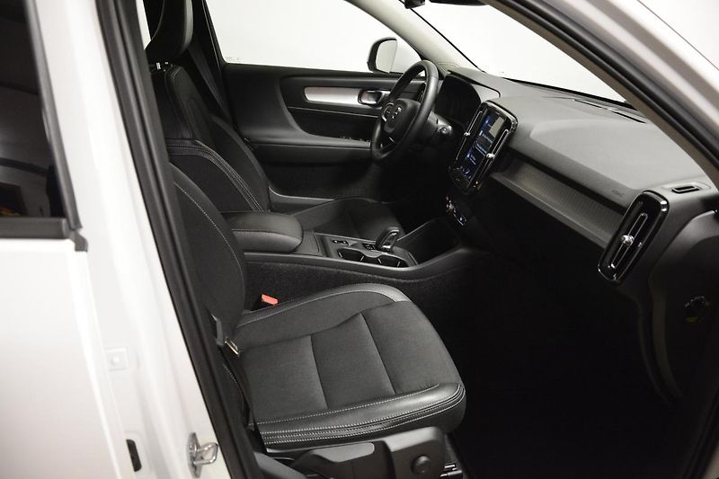 Volvo XC40 (2020) 2,0 D3 DRIVE-E Momentum PRO Aw - fotka 30 z 45