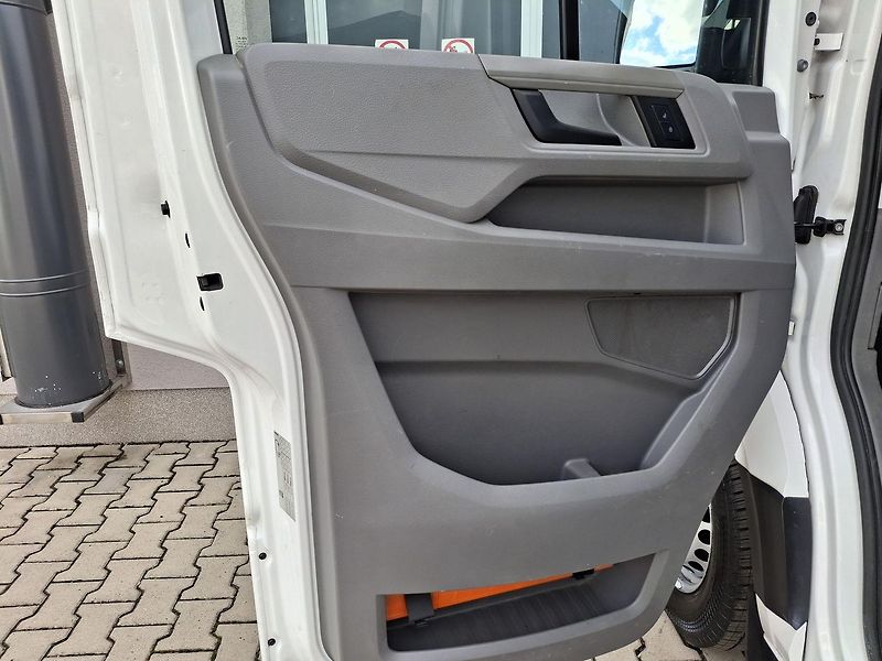 Volkswagen Crafter (2019) 2.0 TDI, 7 míst, ZÁRUKA - fotka 16 z 29