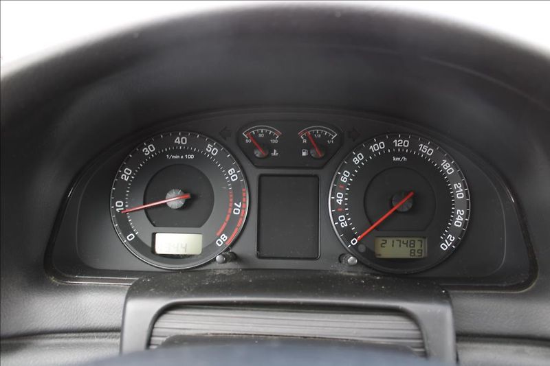 Škoda Superb 1,8 T  DIG.KLIMA, TAŽNÉ - fotka 15 z 22