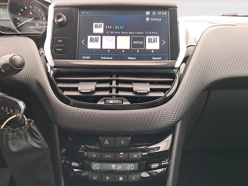 Peugeot 2008 (2018) 1.2 PureTech, Serv.kniha - fotka 12 z 16