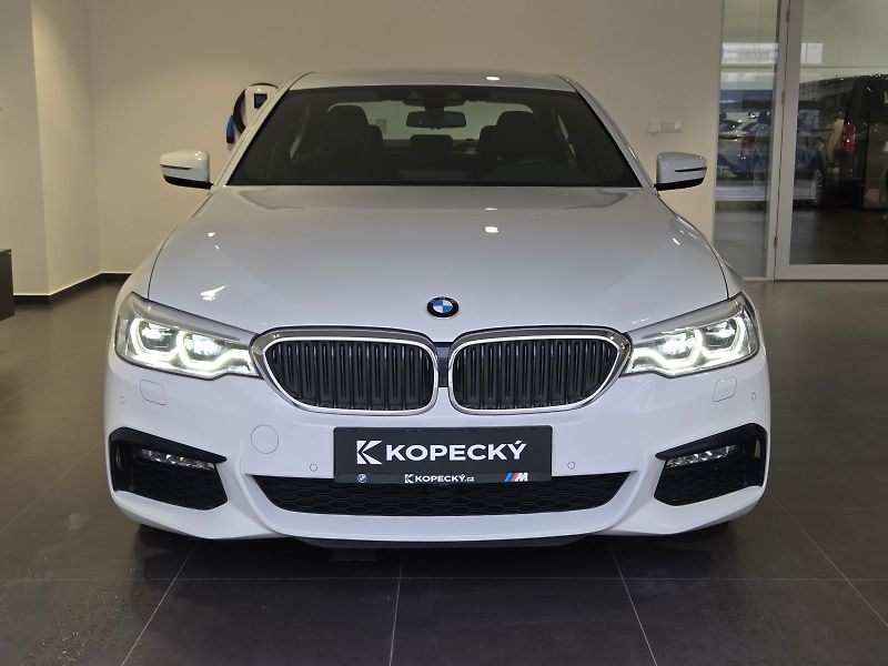 BMW Řada 5 (2018) 530d xDrive M Sport - fotka 2 z 16