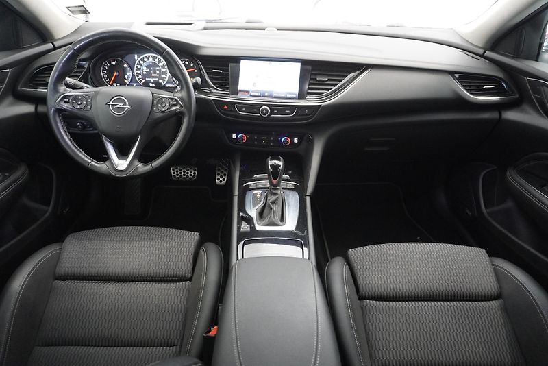Opel Insignia 2,0T 154kW SPORTS TOURER 4X4 - fotka 23 z 32