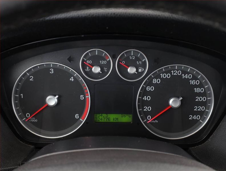 Ford Focus (2005) 1.6 TDCi, Klima, levný provoz - fotka 8 z 12