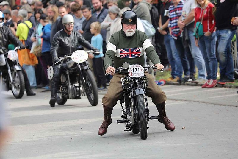 Na akci Jízda do vrchu a výstava historických vozidel se představilo na tři sta automobilů a motocyklů.