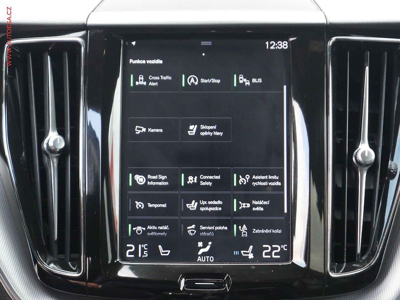 Volvo XC60 (2018) 2.0 T6 4x4, AT, navi, LED - fotka 13 z 19